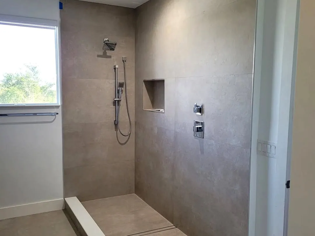 Baño terminado en tile, obra en Miami-Dade