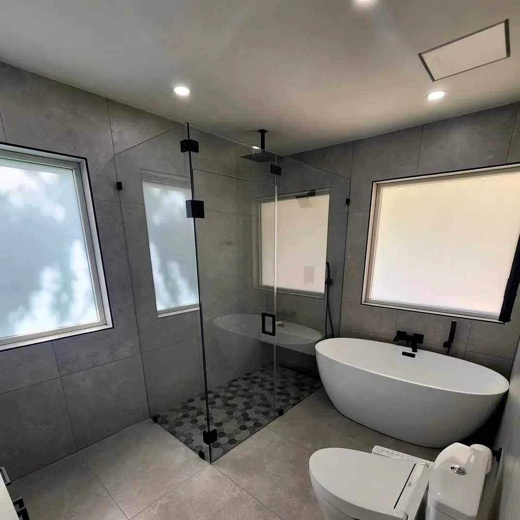 Baño terminado en tile, obra en Miami-Dade
