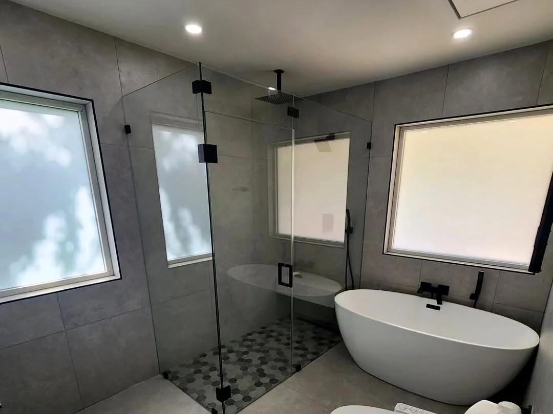 Baño terminado con tina exenta, ducha a nivel y piso hexagonal, Miami-Dade