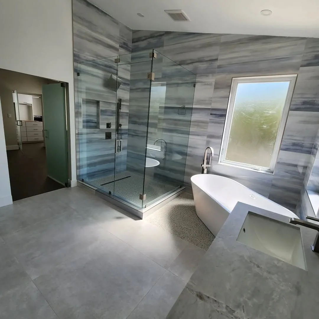 Baño terminado en tile, obra en Miami-Dade
