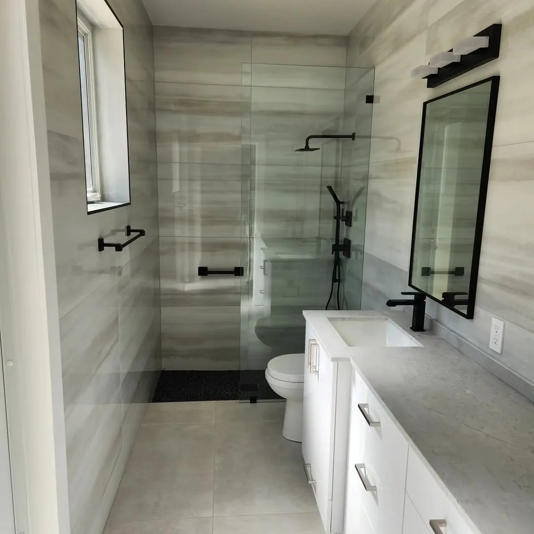 Baño terminado en tile, obra en Miami-Dade
