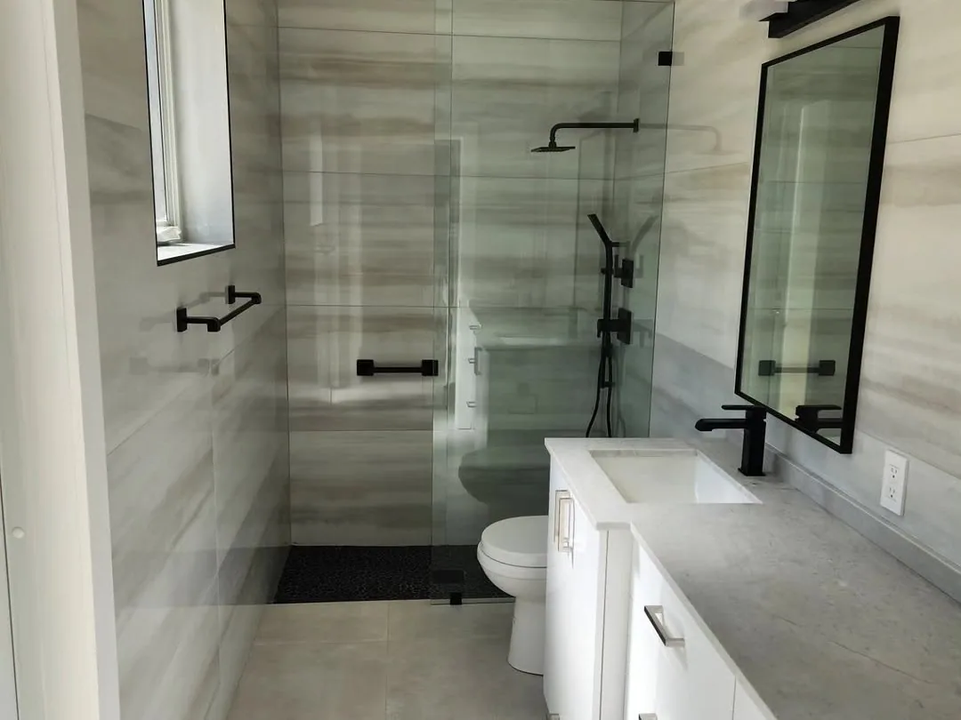 Baño terminado en tile, obra en Miami-Dade