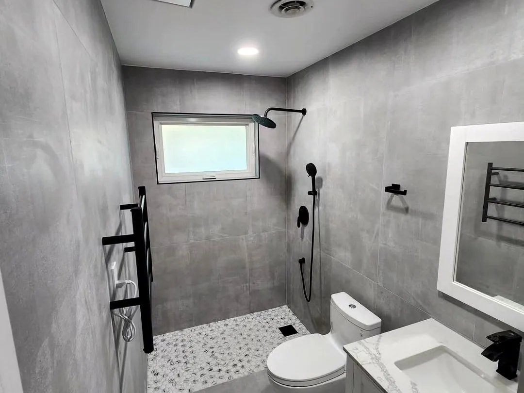 Baño terminado en tile, obra en Miami-Dade