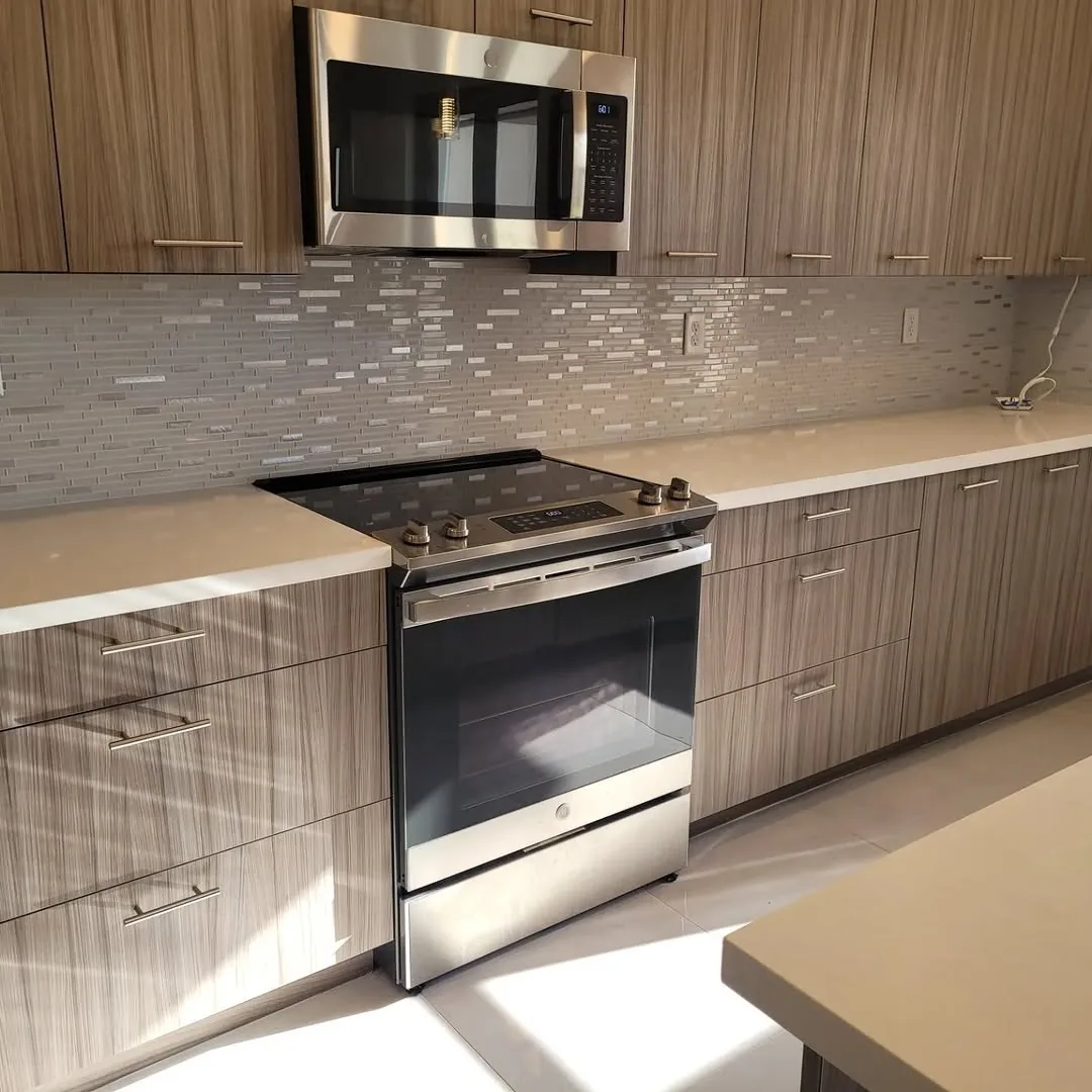 Piso de cocina en porcelánico, obra en Miami-Dade