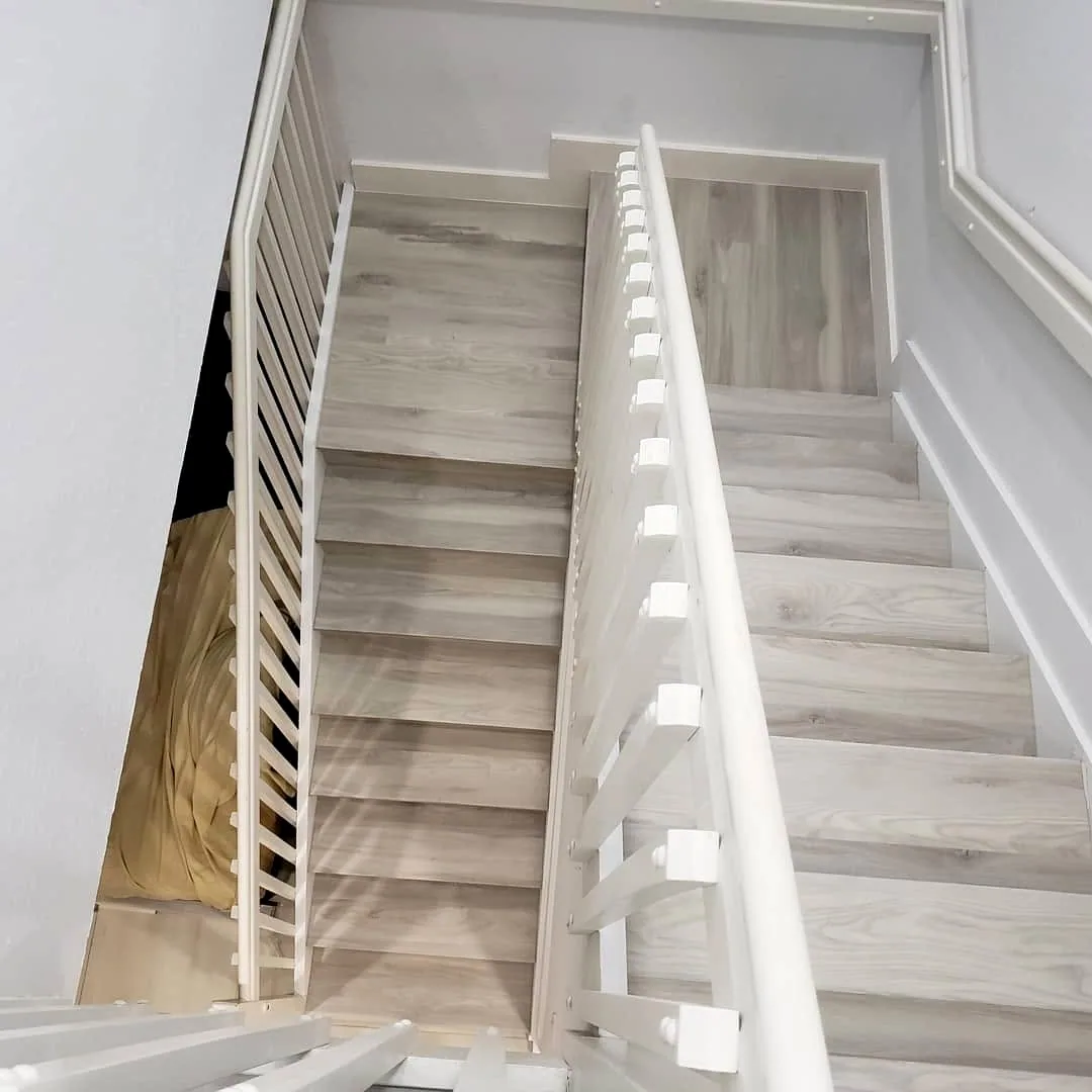 Escalera en porcelánico, obra en Miami-Dade