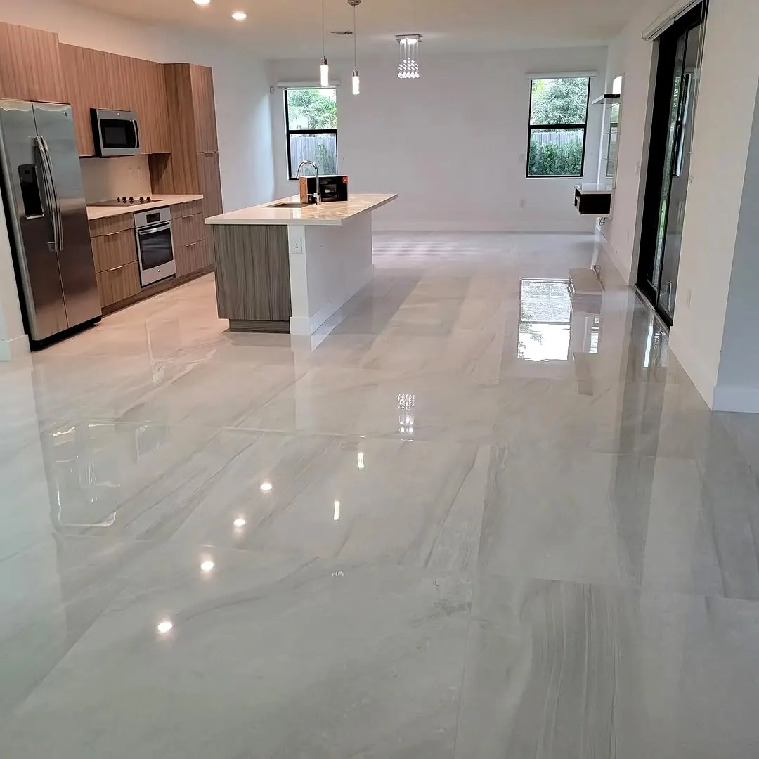 Piso porcelánico de gran formato instalado, obra en Miami-Dade